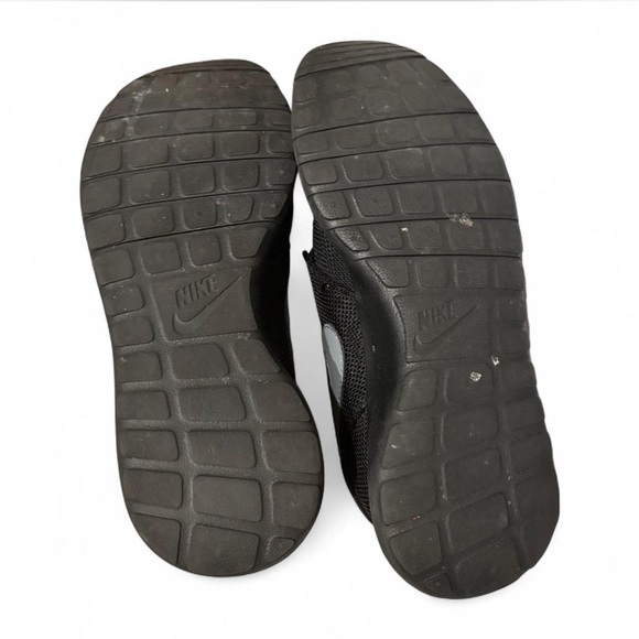 Nike Roshe Sneakers - Picture 5 of 7